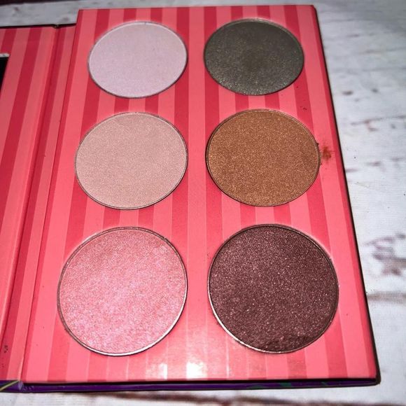 BEAUTIFULLY Disney Alice Wonderland Cheshire Cat Curiouser Eyeshadow Palette NLA - Picture 4 of 10